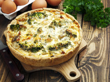 Quiche avec des tiges de brocolis