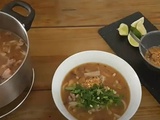 Soupe de pâtes de riz au poulet Khao piek sen ou Banh can