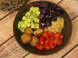 Bowl quinoa, falafels, avocat, chou rouge et tomates cerises – ig bas