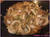 Wok de chou chinois aux anneaux d'encornets