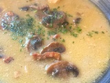 Bouillon de noix de Saint-Jacques aux champignons et aux châtaignes