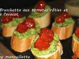 Bruschetta aux tomates rôties et à l'avocat