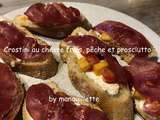 Crostini au chèvre frais, pêche et prosciutto