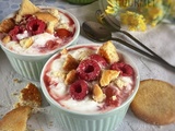 Framboises, pêches, yaourt et miettes de sablés