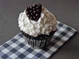 Cupcakes chocolat-gingembre, glaçage au lait de coco et coeur de Dark Pearls