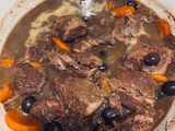 Gardianne de taureau : la véritable recette camarguaise mijotée au vin rouge
