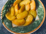 Pêches rôties à la poêle au romarin : le dessert d’été prêt en 10 minutes