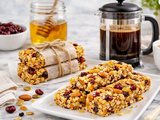 Barres de céréales maison au miel, aux fruits secs, cranberries et aux noix,