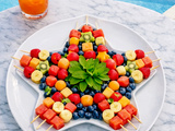 Brochettes de Fruits Étoilées au Filet de Caramel