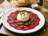 Carpaccio de betteraves cuites ou crues à l'huile d'olive, burrata et au persil
