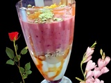 Coupe smoothie aux fruits, miel, fromage blanc, protéine, muesli et chocolat