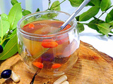 Infusion de feuilles du laurier au thé vert avec du miel et des baies rouges