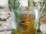 Infusion de ramilles de pin sylvestre avec du miel et des graines de nigelle