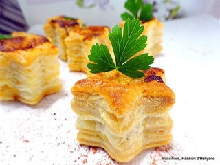 Mini bouchées Etoilées feuilletées à la ricotta/ rillettes de poulet avec du piment doux capsaïcine