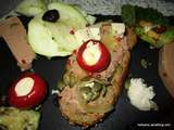 Pain grillé tartiné de pâté de foie, avec des poivrons cerise, des graines de courge et des lamelles de gingembre