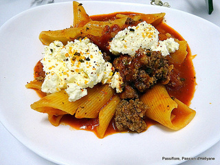 Pâtes en sauce bolognaise et brousse