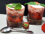 Petit déjeuner ou dessert sain et gourmand à base fraises graines de chia skyr / miel /cacao vanille