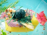 Pomme de terre garnie  filets de hareng, oignon rouge, olive, huiles, spiruline câpres