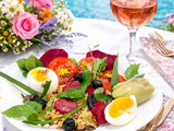 Salade colorée + vinaigrette avec de l'ail noir et des gouttes de cbd