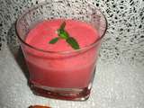 Smoothie glacé aux fraises et aux nèfles