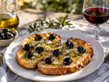 Tartines grillées à l'ail, huile d'olive et olives noires