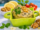 Une recette d'houmous avec des pois chiches, de l'ail, du tahini, des noix, du persil, du jus de citron et de l'huile d'olive