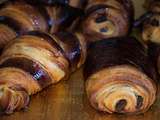 Croissants et pains au chocolat bicolores