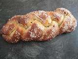 Brioche tressée aux pépites de chocolat noir et blanc