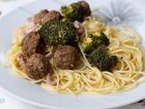 Spaghettis aux brocolis, boulettes de viande et parmesan