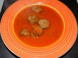 Potage aux tomates et minis boulettes maison