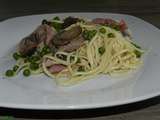 Simple plat de nouilles champignons-petits pois invite des morceaux de magret de canard