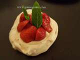 Petite pavlova aux fraises et à la menthe