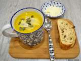 Velouté de légumes au curcuma, copeaux de parmesan et graines de courge