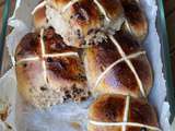 Hot cross buns à la farine de châtaigne et pépites de chocolat