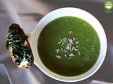 Soupe à la courgette et aux fanes de chou-rave, fleurs de ciboulette et tartine de pain de campagne aux tiges d’oignons nouveaux, mozzarella et huile d’olive