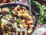 Fusilli aux épinards, tomates confites et pignons de pin