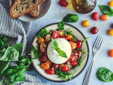 Salade de tomates, burrata et pain grillé au basilic