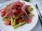 Penne au pesto de roquette, tomates et jambon cru