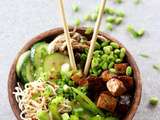 Bol Bouddha au tofu mariné, nouilles ramen et sa vinaigrette légèrement épicée