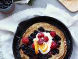 Petites crêpes aux zestes d'agrumes, coulis de bleuets sauvages et yogourt grec