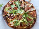 Pizza au pesto de roquette à l'érable, figues et poire asiatique