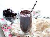 Smoothie aux cerises noires, banane et dattes façon lait au chocolat