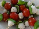 Brochettes mozzarella tomates cerise et basilic