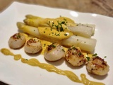 Noix de Saint-Jacques et asperges sauce safranée