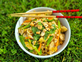 Nouilles de riz sautées au poulet et aux légumes