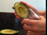 Petite astuce en vidéo pour éplucher rapidement un avocat avec un verre