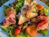 Salade au rocamadour lardé, tomates et abricots rôtis