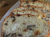 Cake au chèvre, noix & raisins secs