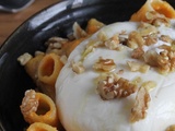 Pâtes à la crème de carottes, curry, noisettes & burrata