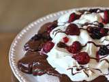 Pavlova au chocolat & aux fruits rouges